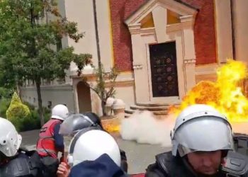 Protestuesit hedhin molotovë dhe vezë para Bashkisë së Tiranës, kërkojnë dorëheqjen e Veliajt