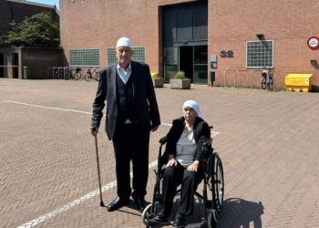 Nëna dhe babai i Thaçit marrin rrugën drejt Hagës për ta takuar djalin e tyre