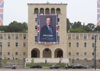 Cameron do të vizitojë Tiranën, vendoset posteri gjigant ku i urohet mirëseardhje