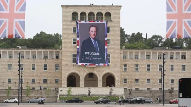Cameron do të vizitojë Tiranën, vendoset posteri gjigant ku i urohet mirëseardhje