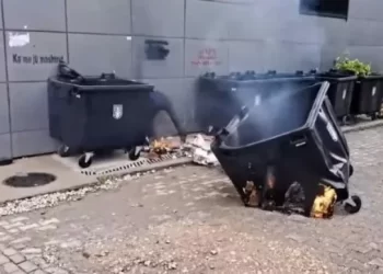 I vihet zjarri kontejnerit të mbeturinave në Prishtinë, policia në kërkim të autorëve (Video)