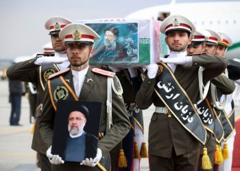 Trupi i presidentit iranian mbërrin në Teheran, të enjten varroset