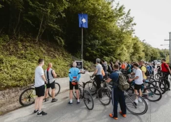 Ministri Sveçla me çiklistë shkojnë në Bërnjak, bëjnë homazhe edhe te pllaka e heroit Enver Zymeri