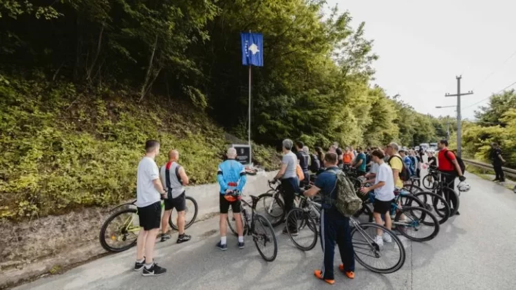 Ministri Sveçla me çiklistë shkojnë në Bërnjak, bëjnë homazhe edhe te pllaka e heroit Enver Zymeri