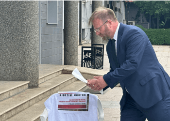 Haki Abazi me aksion simbolik para Kuvendit të Kosovës