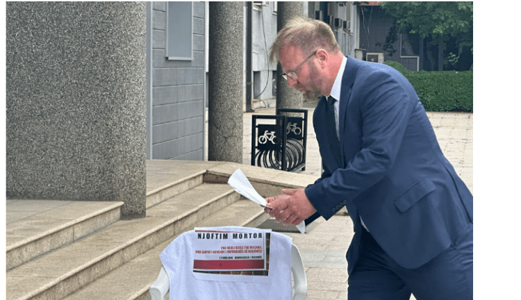 Haki Abazi me aksion simbolik para Kuvendit të Kosovës