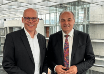 Takon deputetin gjerman Bayer, Hoxhaj: Diskuktuam për të ardhmen evropiane të Kosovës