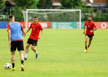 Kombëtarja mbyll përgatitjet në Shqipëri, niset drejt Austrisë (Video)