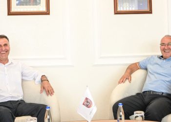 Bulliqi pret në takim kryetarin e Leposaviqit, e përgëzon për punën që nga marrja e mandatit