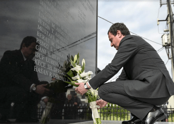 Kryeministri Kurti nderoi me homazhe dëshmorët e martirët e fshatit Saradran të Istogut