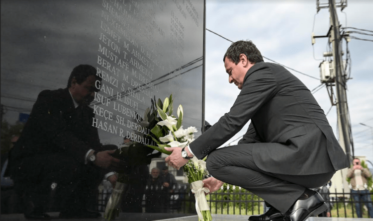 Kryeministri Kurti nderoi me homazhe dëshmorët e martirët e fshatit Saradran të Istogut