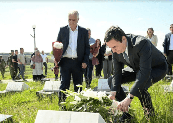 Kryeministri Kurti bëri homazhe në Marinë, në 25- vjetorin e rënies së Rasim Kiçinës dhe Ragip Halilaj