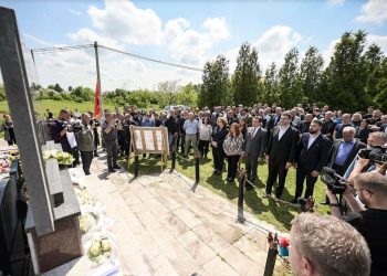 Kryeministri Kurti përkujtoi me homazhe të vrarët e masakrës në Nabërgjan të Pejës