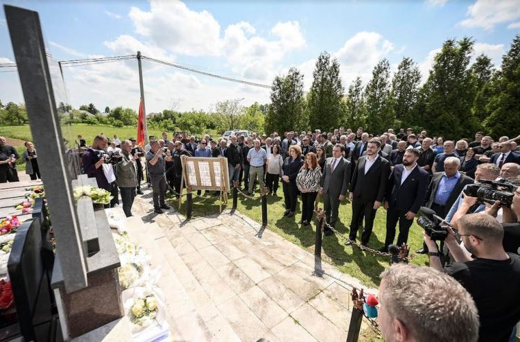 Kryeministri Kurti përkujtoi me homazhe të vrarët e masakrës në Nabërgjan të Pejës