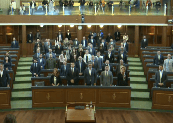 25 vjet i zhdukur, Kuvendi fillon punimet me një minutë heshtje për Ukshin Hotin