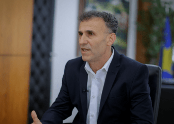 Lulzim Hetemi nuk e lejon vendosjen e flamujve serbë në Leposaviq