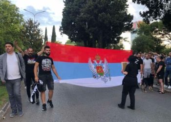 Përsëri tubim para Qeverisë së Malit të Zi, njerëz me motive pro-ruse protestojnë kundër rezolutës për Srebrenicë