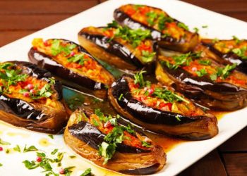 Patëllxhanë të mbushur me domate dhe speca, shije fantastike