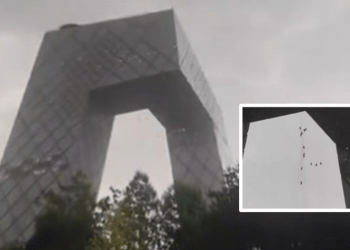 ‘Erërat e fuqishme’, momenti kur pastruesit e xhamave ‘u luhatën bashkë me litarë’ në ndërtesën 51-katëshe në Pekin të Kinës