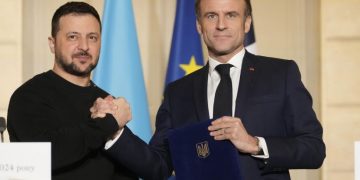 Macron-Zelenskyt: Franca do të dërgojë më shumë ndihmë ushtarake në Ukrainë