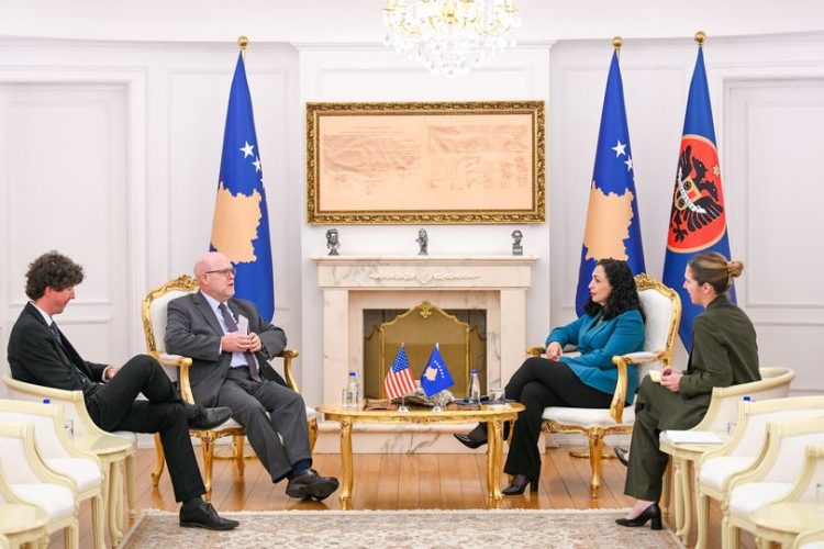 Osmani takohet me Hovenierin, potencohet heqja e masave ndaj Kosovës