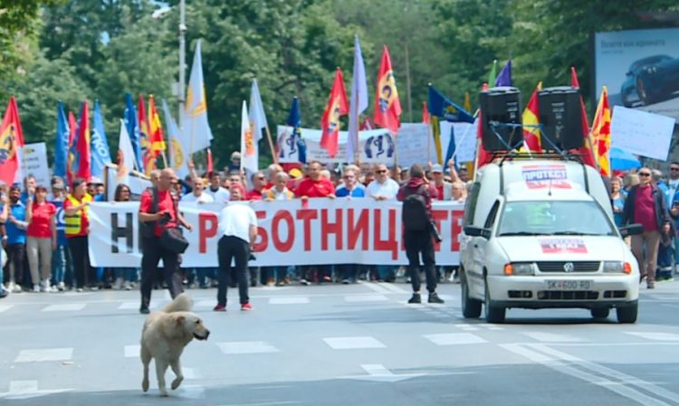 “Hajna, hajna, hajna” – Mijëra punëtorë protestuan sot në Shkup