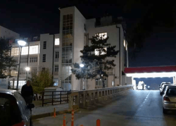 Polici i goditur me veturë dërgohet në emergjencë, gjendja e tij është stabile