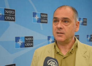 Analist ushtarak nga Beogradi: Vuçiq e çon ushtrinë në kufi me Kosovën veç për propagandë