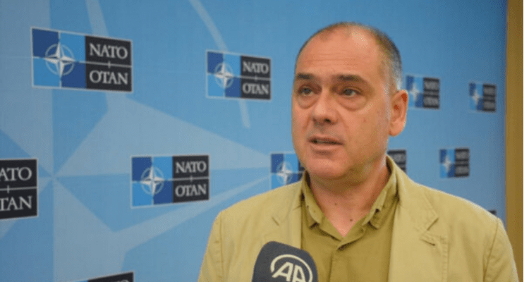 Analist ushtarak nga Beogradi: Vuçiq e çon ushtrinë në kufi me Kosovën veç për propagandë