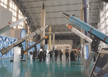 ‘Kemi armë që askush nuk i di’, Irani paralajmëron Izraelin, shfaq raketat balistike dhe dronet e vd*kjes