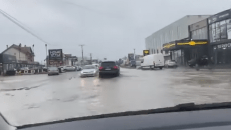 Vërshohet nga shiu magjistralja Prishtinë- Ferizaj, probleme në komunikacion