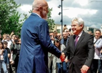 Rama “mundohet” t’i ndihmojë Ali Ahmetit, e shpalli qytetar nderi të Tiranës