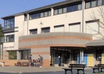 E pazakontë/ Në Francë, nxënësja godet me t.hikë mësuesen gjatë orës së mësimit