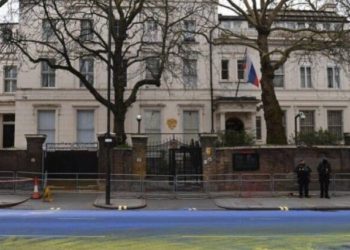 Britania dëbon diplomatin rus
