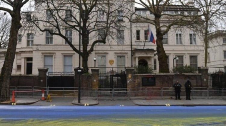 Britania dëbon diplomatin rus