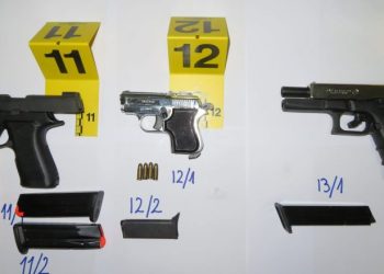 Policia konfiskon armë në Pejë, arreston dy persona