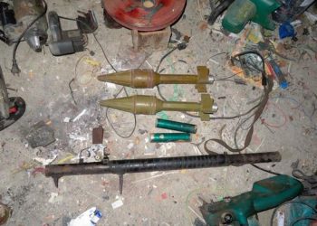 Policia njoftohet për një rast të dhunës në familje, gjen arsenal armësh në shtëpinë e të dyshuarit