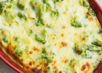 Brokoli e lulelakër e pjekur me djathë, shije e veçantë