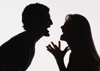 Burrë e grua rrahin njëri-tjetrin në Pejë