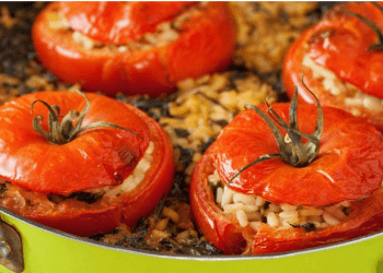 Domate të mbushura, traditë e gatimeve të shijshme të nënave shqiptare
