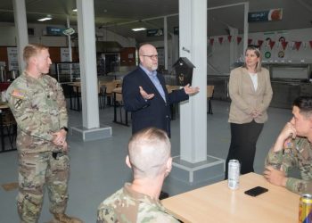 Hovenier takohet me ushtarët amerikanë të dislokuar në Kosovë,informohet për kontributin e ShBA’së në aktivitetet e KFOR