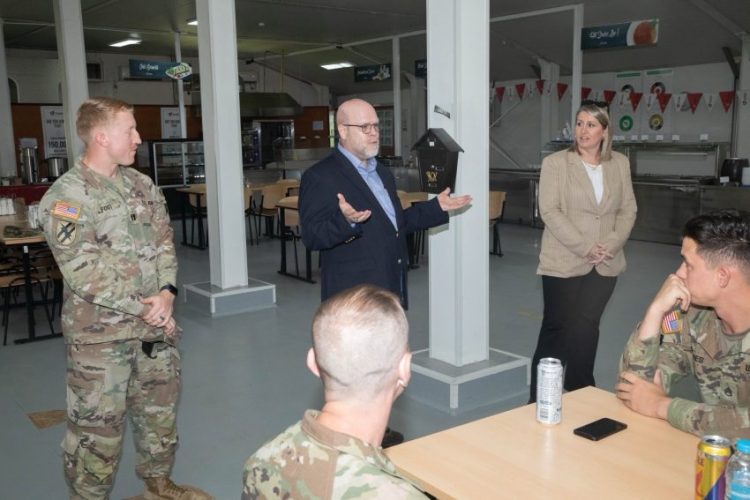 Hovenier takohet me ushtarët amerikanë të dislokuar në Kosovë,informohet për kontributin e ShBA’së në aktivitetet e KFOR