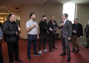 Kryeministri Kurti shkon për ngushëllime në familjen e Ali Lajҫit