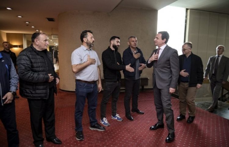Kryeministri Kurti shkon për ngushëllime në familjen e Ali Lajҫit