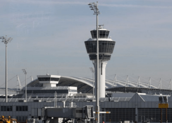 Aktivistët e klimës bllokojnë aeroportin e Mynihut, vonesa në fluturime