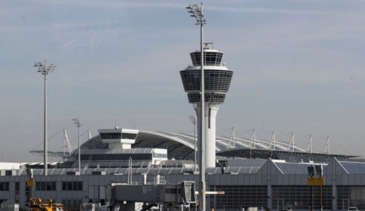 Aktivistët e klimës bllokojnë aeroportin e Mynihut, vonesa në fluturime