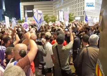 Tel Aviv: Policia largon protestën antiqeveritare nga pjesa kryesore e trafikut në qytet