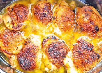 Pulë e pjekur me gjalpë dhe hudhra, plot aromë dhe shije