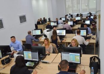 Të rinjtë “braktisin” punën! Norma e punësimit, poshtë mesateres së BE