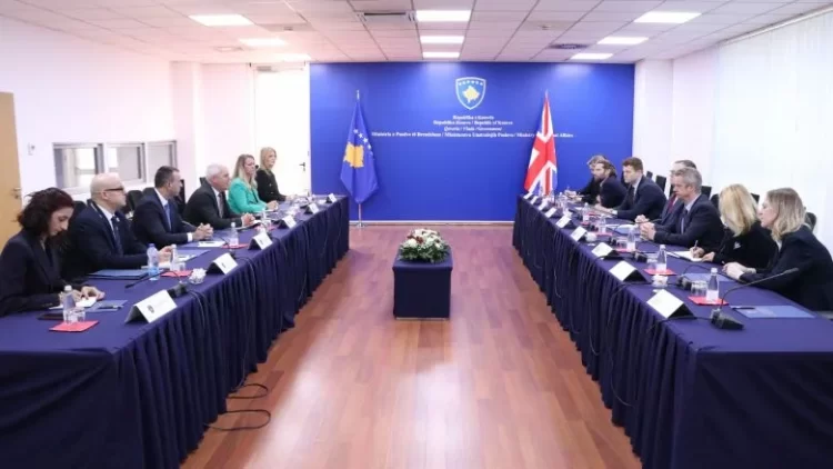Ministri britanik në Kosovë, diskuton me Sveçlën për sigurinë kufitare